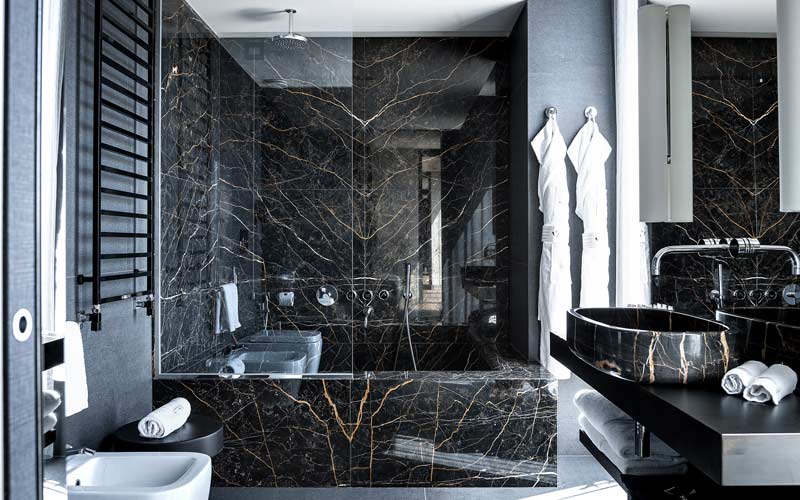 bagno in marmo nero